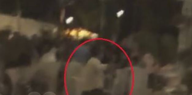 “Doli pistoleta, o vëllai…”, të tjera pamje nga sherri në Dhërmi (VIDEO)