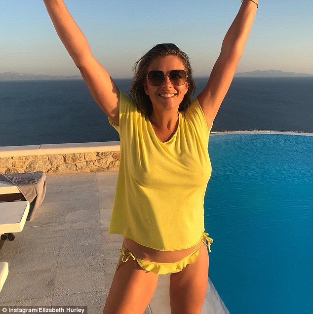 FOTOT/ Ajo është 53-vjeçe, aktorja mahnit me fizikun e saj