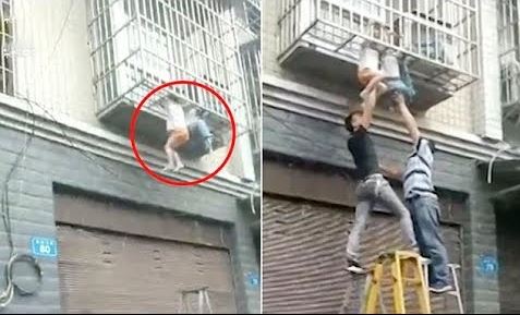 VIDEO/ Motër e vëlla ngecin të varur në ballkon, shpëtohen nga fqinjët