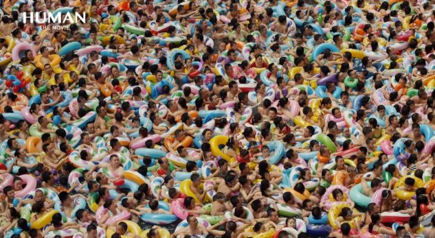 VIDEO/ Ja si është është të shkosh në pishinë në Kinë