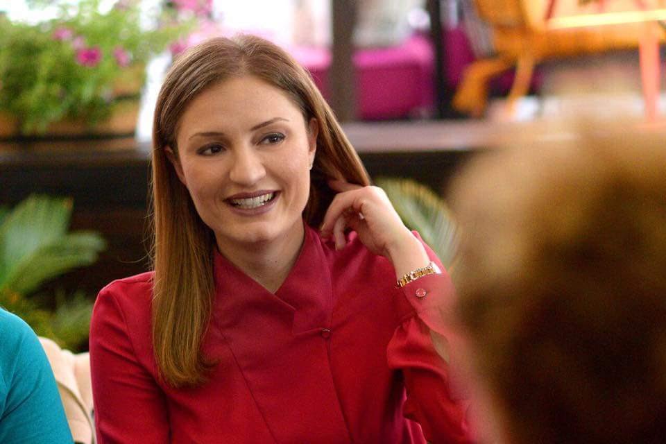 FOTO/ Misioni i vështirë i deputetes së LSI për të ushqyer djalin