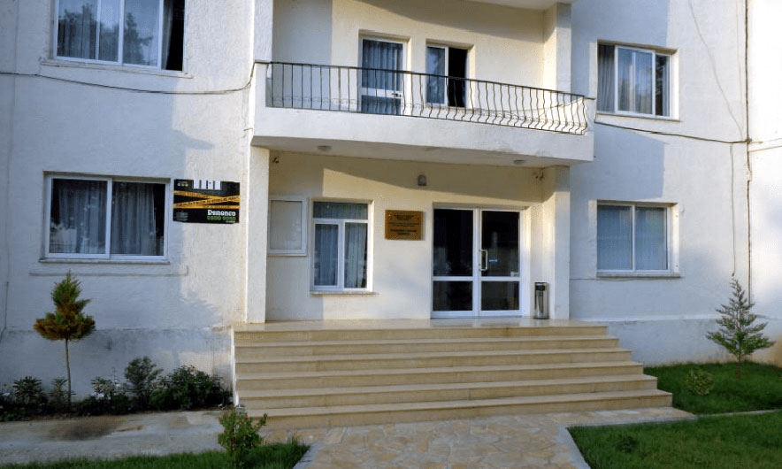 Policia i shoqëron pas sherrit, të dehurit shkatërrojnë komisariatin