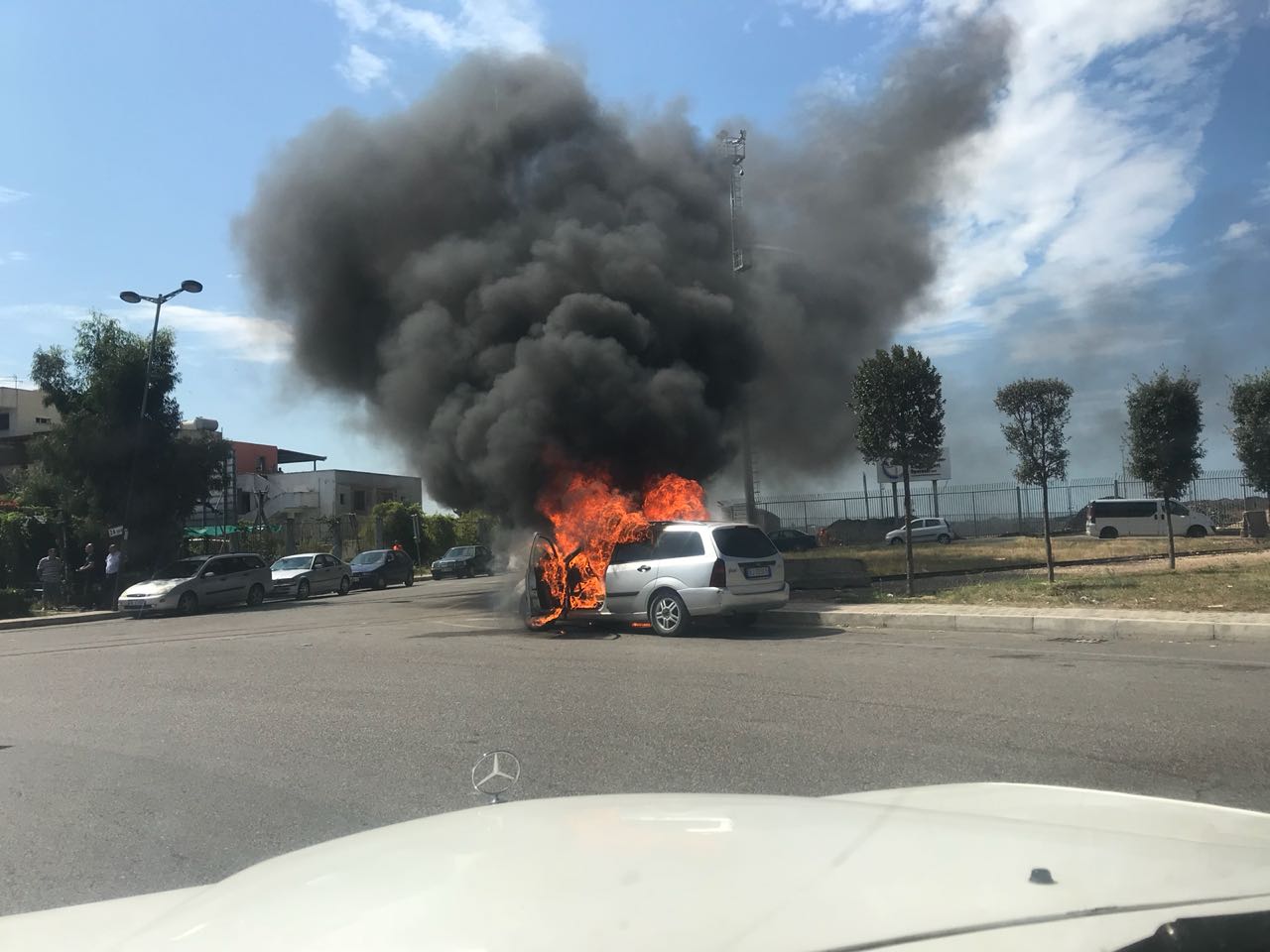 Digjet një makinë pranë portit të Durrësit, ishte parkuar në rrugë