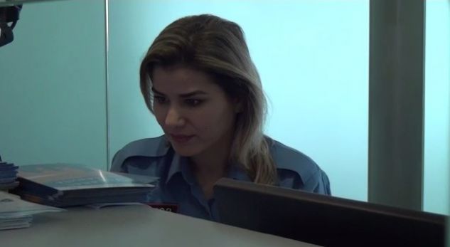 Policia kufitare shpërndan fletëpalosje për turistët në Rinas