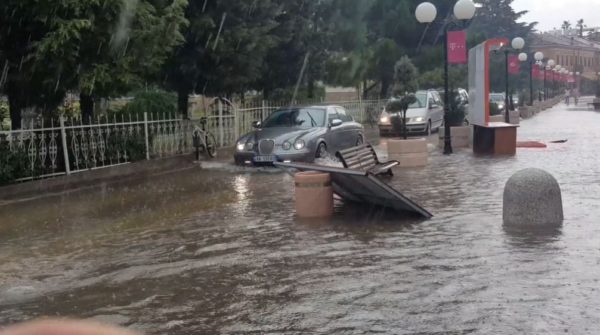 Përmbytje në Patos, mblidhet Shtabi i Emergjencës -