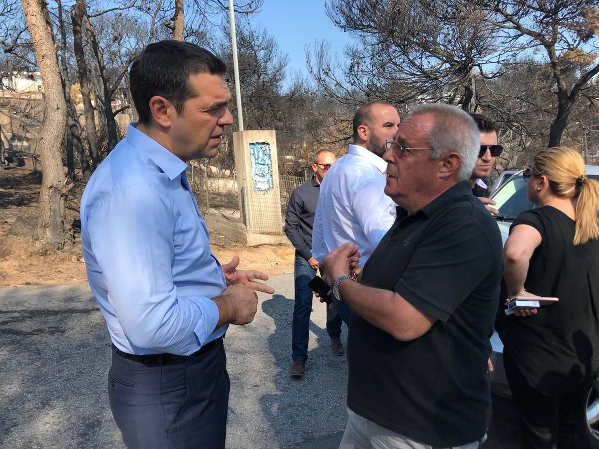 FOTOT/ Zjarret në Athinë, Tsipras viziton zonën e tragjedisë”