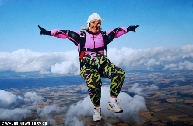 Njihuni me supergjyshen, 86-vjeçarja ka bërë 1 139 hedhje me parashutë