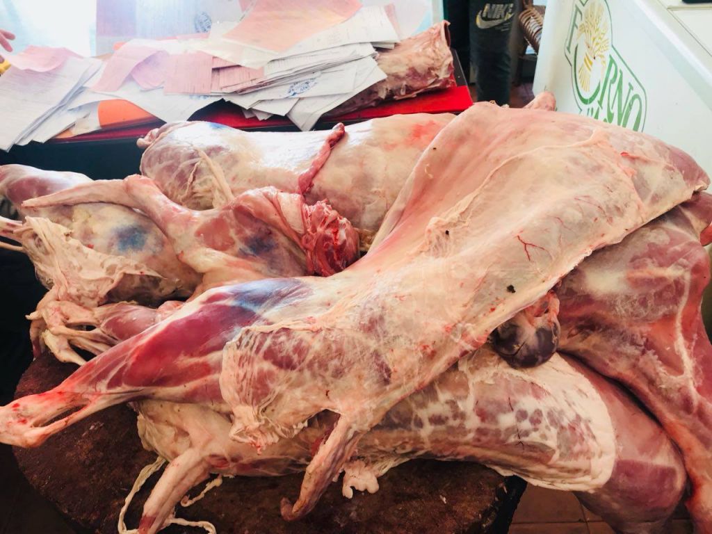 Skandali me ushqimet nuk ndalet, sekuestrohet 308 kg mish i paçertifikuar