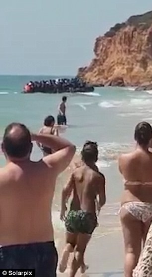 VIDEO/ Gomonia me klandestinë zbarkon në plazhin spanjoll, shikoni reagimin e pushuesve