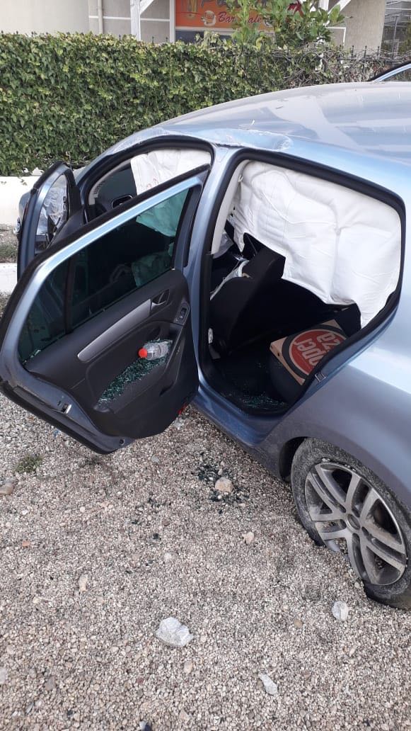 Orikumi pa drita, një makinë përplaset me shtyllën e tensionit në Vlorë