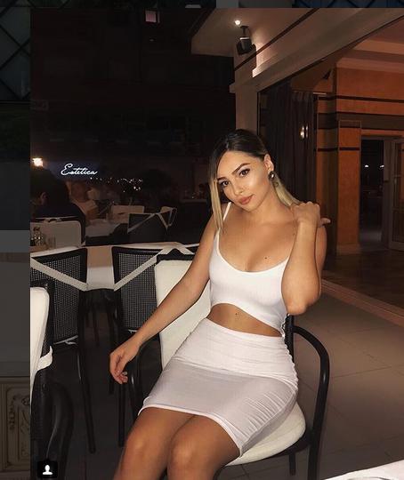 FOTOT me bikini/ Vajza e ish-deputetes demokrate më provokuese se kurrë