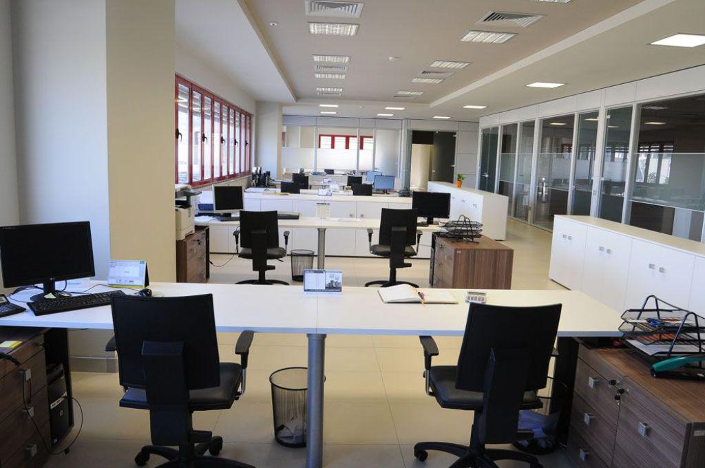 Riformatimi i administratës, 40 milionë euro shpenzime për zyra e orendi