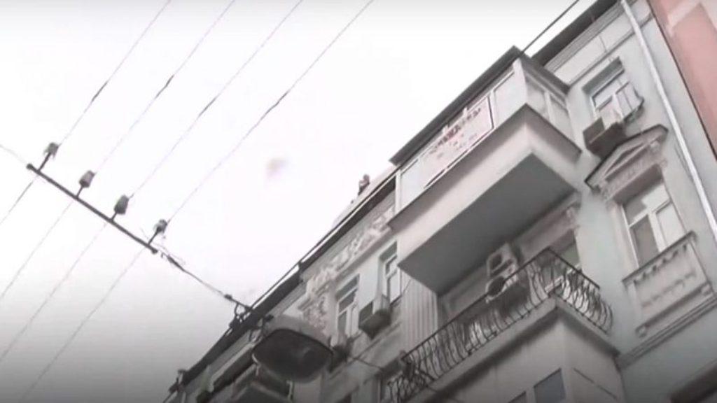 E rëndë në Tiranë, 60-vjeçari hidhet nga pallati