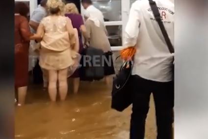 VIDEO/ Dasmën shqiptare e ”merr lumi”, uji vërshon në lokal