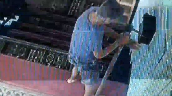 VIDEO/ I riu vjedh arkën e xhamisë për Bajram, imami i nxjerr pamjet