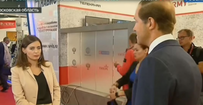 Ishte duke intervistuar ministrin, gazetares i bie të fikët (VIDEO)