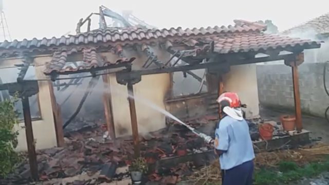 “Doja t’i vrisja vajzat që të mos vuanin”, dëshmia tronditëse e nënës që dogji edhe shtëpinë