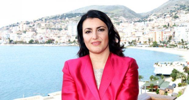 Plehrat pushtojnë Sarandën në pikun e sezonit, gjobitet kryetarja e bashkisë