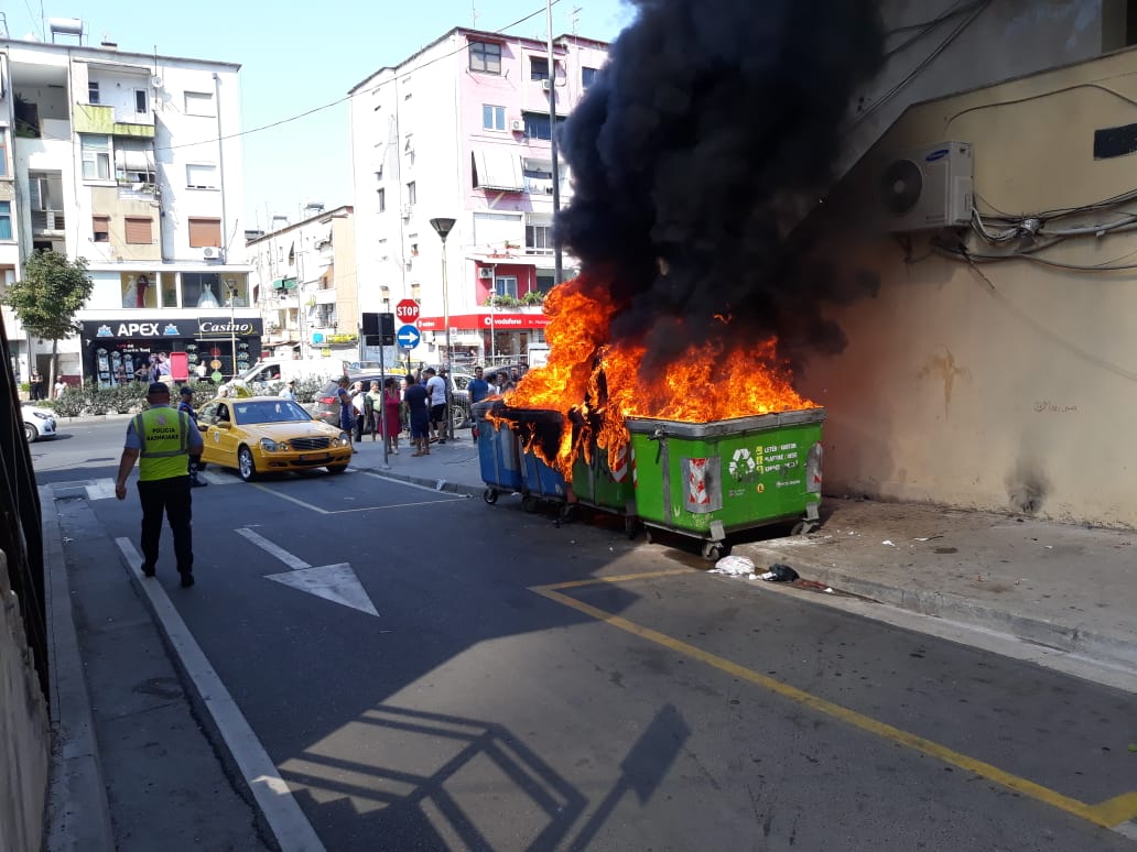 VIDEO+ FOTOT/ Tiranë, vazhdon fushata me zjarrëvënie, djegie masive kazanësh plehrash