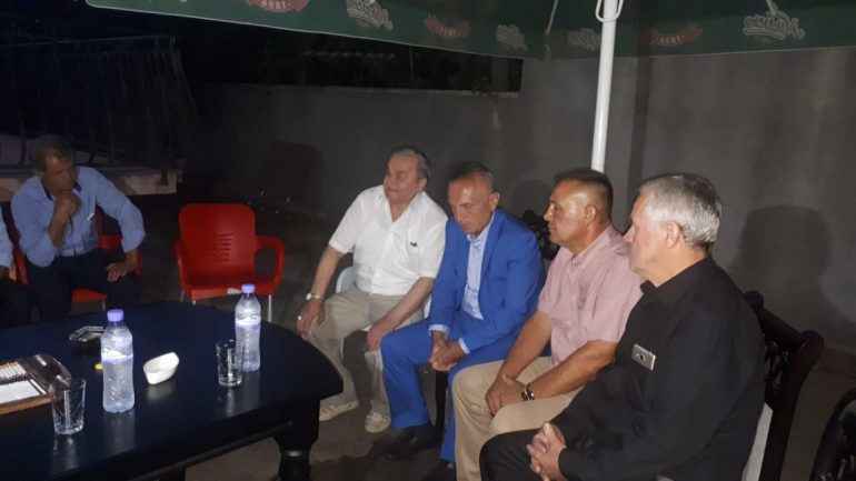 Humbi jetën në urën e Xhenovës, Meta vizitë në familjen e shqiptarit