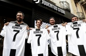 Tifozët e Juventusit në “hall”, mbaruan fanellat e Ronaldos