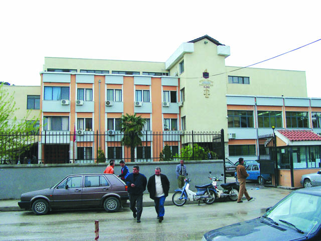 I theu këmbët policit, Apeli i Vlorës rikthen në burg 37-vjeçarin