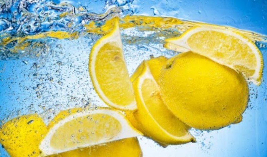 Përdorimi i ujit me limon shërben për humbjen e peshës