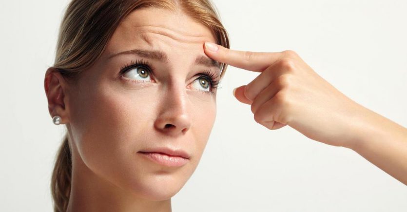 Mos i neglizhoni rrudhat në ballë, paralajmërojnë problemin e rëndë shëndetësor