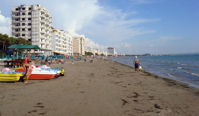 Rrezikonin të mbyteshin, roja bregdetare shpëton dy persona në Durrës