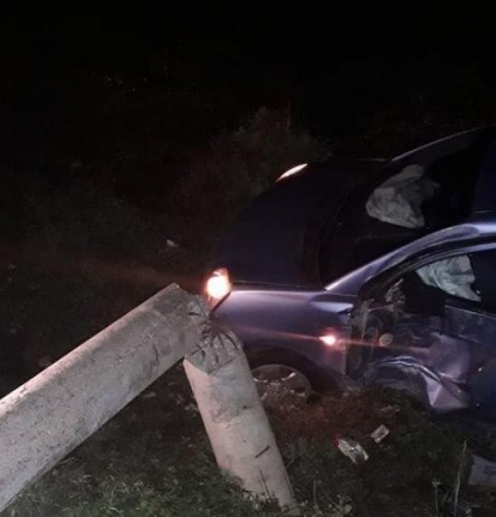 Makina përplaset me shtyllën elektrike, lë Orikumin pa energji