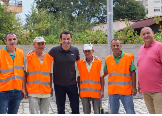 Luli e shan nga Hollanda, Lali në Tiranë i përuron rrugën poshtë pallatit!