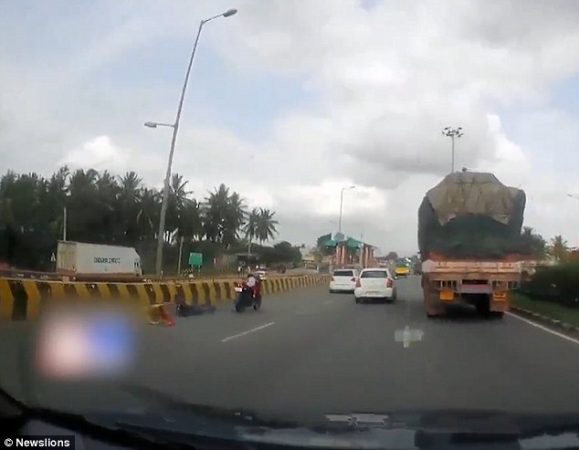 VIDEO/ Prindërit u rrëzuan nga motoçikleta, shpëton mrekullisht foshnja