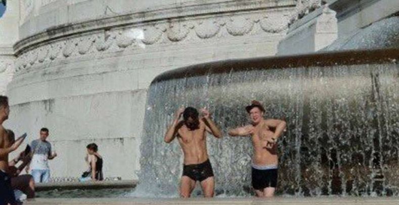 Turistët lahen në shatërvan, Salvini i quan idiotë (FOTO)