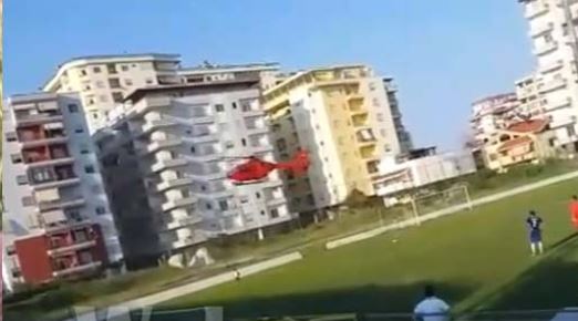 VIDEO/ Helikopteri ulet në stadiumin e Fierit për të plagosurin, ndërpritet ndeshja