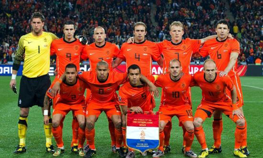 Surprizon Holanda, grumbullon yllin veteran në kombëtare