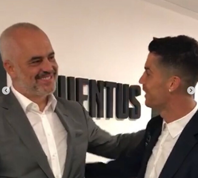 Rama takon Ronaldon, portugezi i jep fanellën me autograf (Foto)