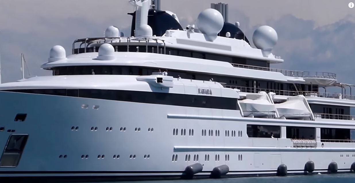 VIDEO/ Saranda kthehet në oazin e jahteve, pas miliarderit rus mbërrin edhe Emiri i Katarit