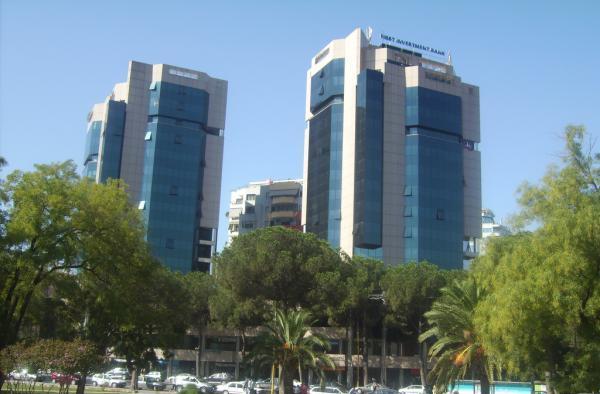 Zjarr në një zyrë avokatie tek kullat binjake në Tiranë