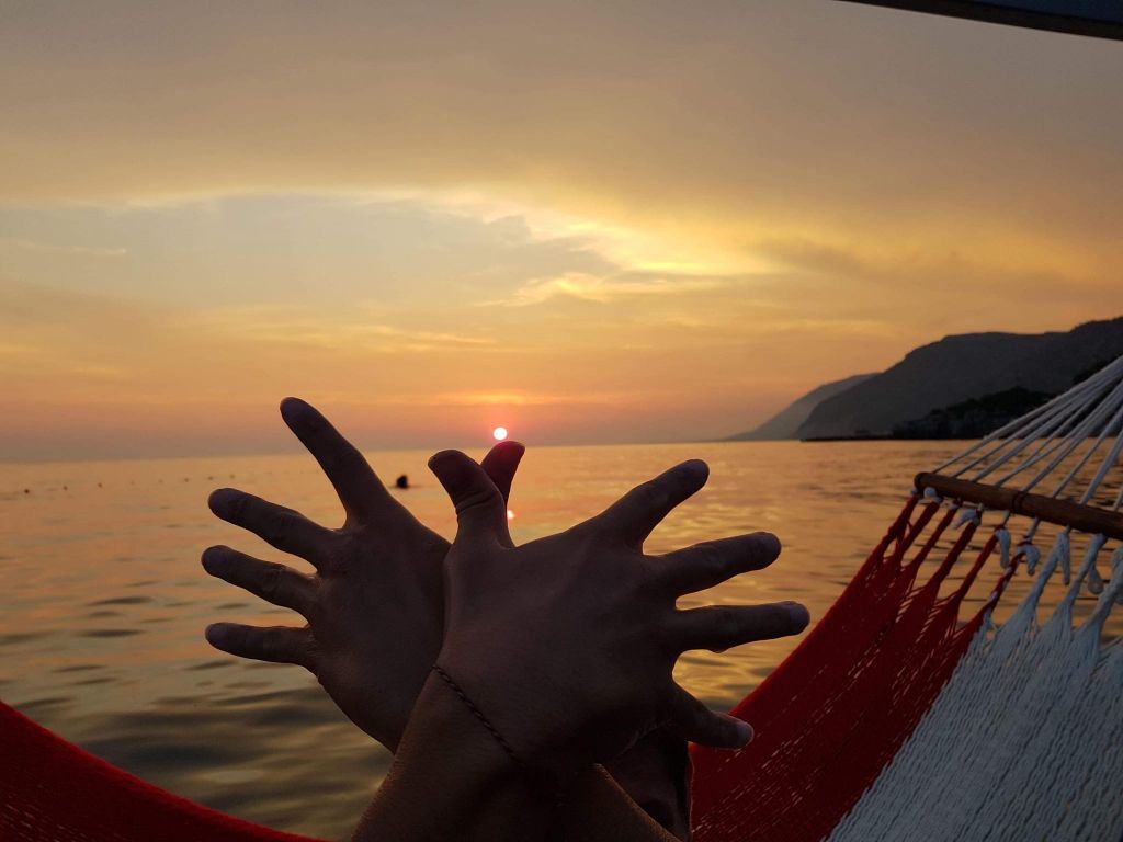 Qyteti ku i gjeni të gjitha; det, male, lumenj e laguna, histori e arkeologji