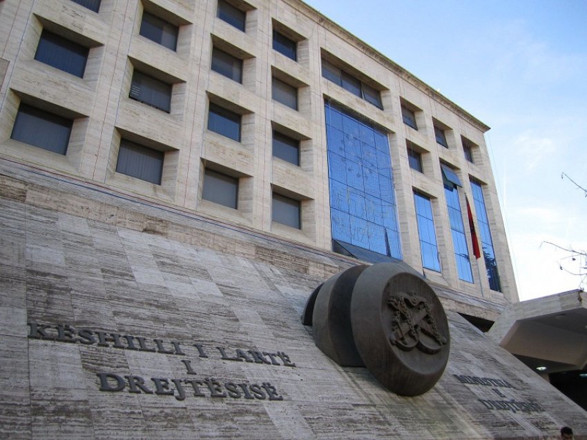 Liroi të burgosurin/ Ministria e Drejtësisë: Të shkarkohet gjyqtarja Erlinda Çela!