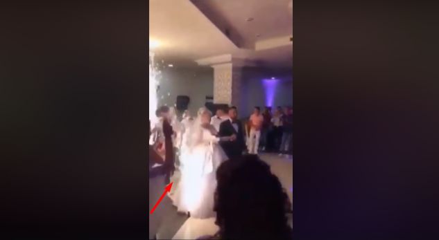 VIDEO/ Nusja merr flakë në dasmën shqiptare