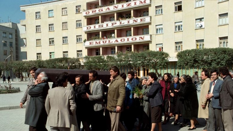 GALERI / Vendi i parrullave! Fotot e rralla të ‘Shqipërisë së kuqe’