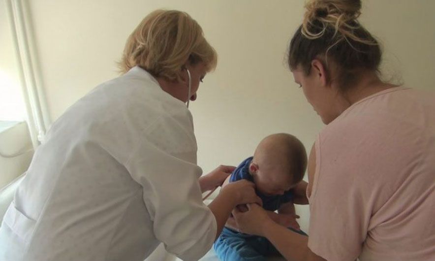 FIER/ Virozat e stinës, çdo ditë mbi 100 fëmijë vizitohen në spital