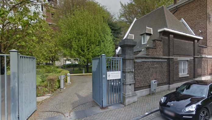 Hajdutët mbyllin priftin belg në tualet dhe vjedhin vepra arti