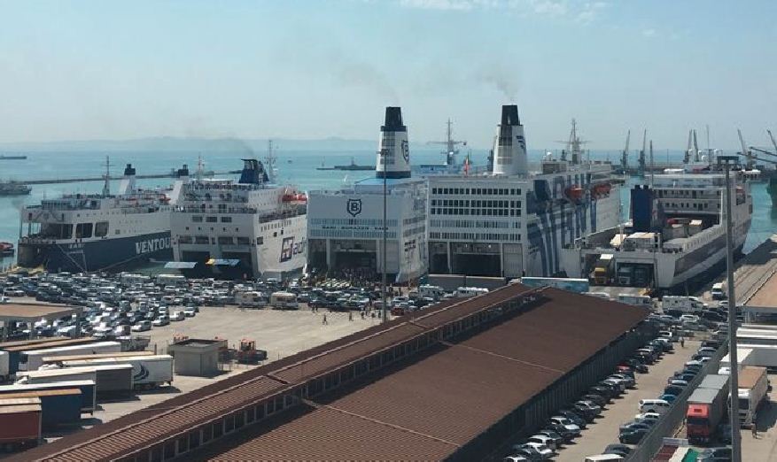 Porti i Durrësit arrin pikun e udhëtarëve dhe mjeteve