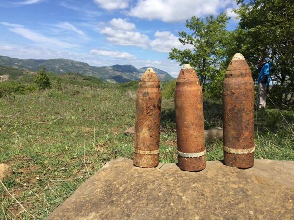 Punimet për rrugën zbulojnë 16 predha ushtarake në Elbasan