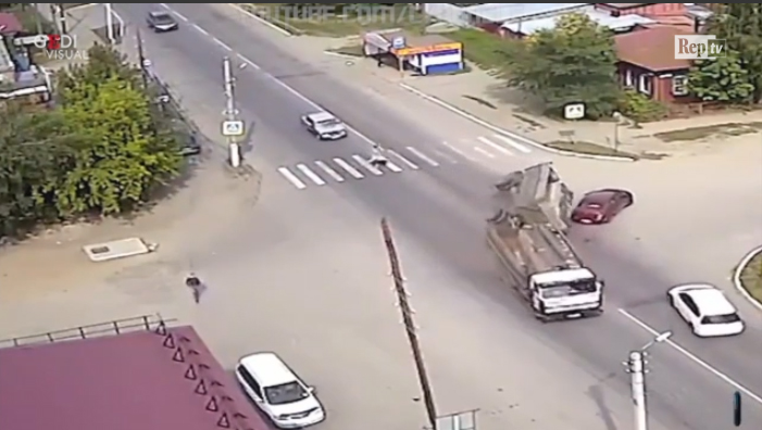 VIDEO/ Qeni i shpëton jetën gruas…vetëm pak centimetra larg vdekjes