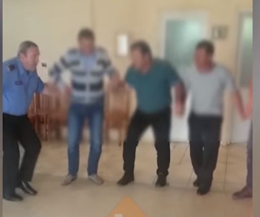 VIDEO/ U filmua duke kërcyer në gjendje të dehur, pezullohet shefi i policisë