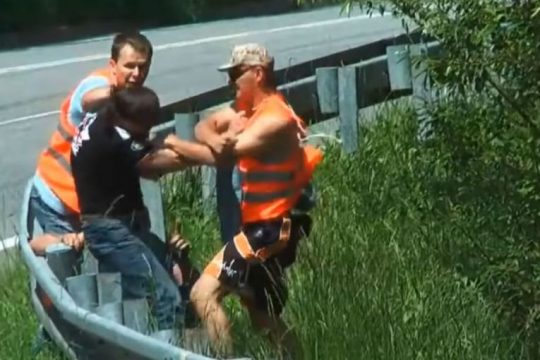 VIDEO/ Siguria e para! Rojet e pistës se garave dhunojnë dy të dehurit