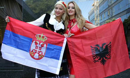 Studentët serbë “shuplakë” politikës: Shqiptarët janë shumë miqësorë!